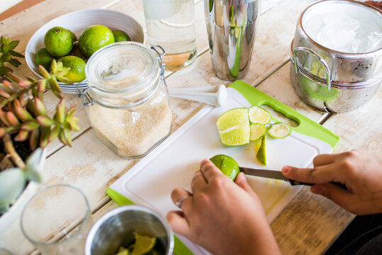 Preparando caipirinha / caipivodka / caipiroska