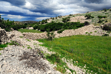Natursteinmauer auf der kroatischen Insel Pag // Natural stone wall in landscape of the Croatian island of Pag