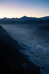 Grande vallée encaissée dans les Alpes à la nuit tombante