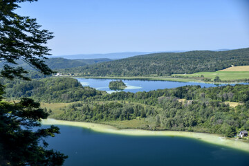 Le Belvédère des 4 Lacs est un point de vue magnifique sur les lacs de Narlay, Ilay, Petit et...