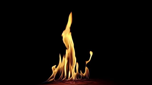Gr&ouml;&szlig;eres Feuer in Zeitlupe vor dunklem Hintergrund