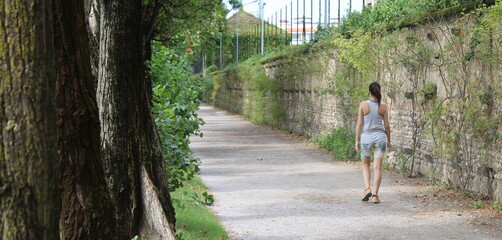 Ragazza atletica che cammina nel parco in estate