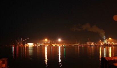 Fototapeta na wymiar Hafen bei Nacht