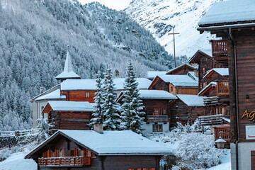 Grimentz, village de montagne en hiver dans les Alpes valaisannes, Suisse