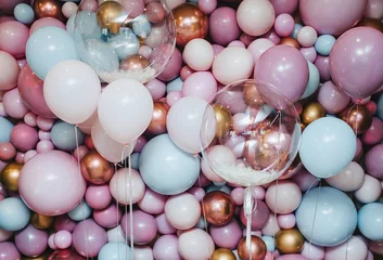 Fotobehang Veelkleurige ballonnen als achtergrond en textuur voor de fotozone. Fotografie, concept. © shchus
