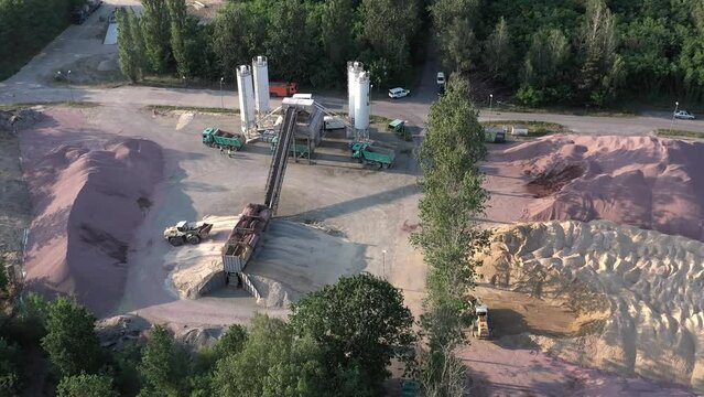 Radlader bef&uuml;llen Vorratsbeh&auml;lter bei einem Betonmischwerk