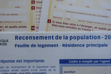 Questionnaires du recensement de la population à remplir: feuille de logement et bulletin individuel