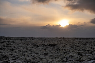 Sonnuntergang über dem Katlahraun-Lavafeld an der Südküste Islands nahe Grindavík
