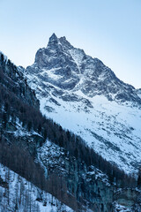 Montagne rocheuse en hiver à Zinal dans les Alpes suisses