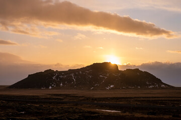 Sonnenuntergang über dem Tindhóll (183m) nahe Krýsuvík im Süden Islands