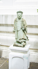 Fototapeta premium statue of a person in the park