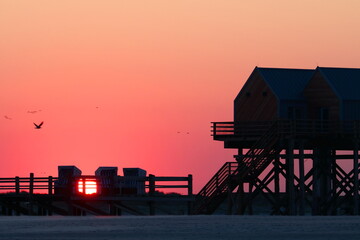 Strandk&ouml;rbe und Pfahlbauten am Strand von St. Peter-Ording, Deutschland
