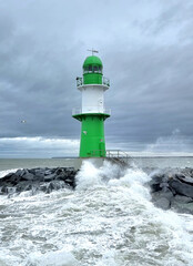 Obraz premium Der Warnemünder Leuchtturm im Sturm