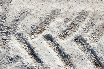 Marca en el cemento seco de grua de construcción