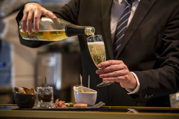 barman service au bar champagne
