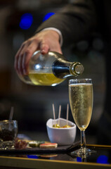 barman service au bar champagne