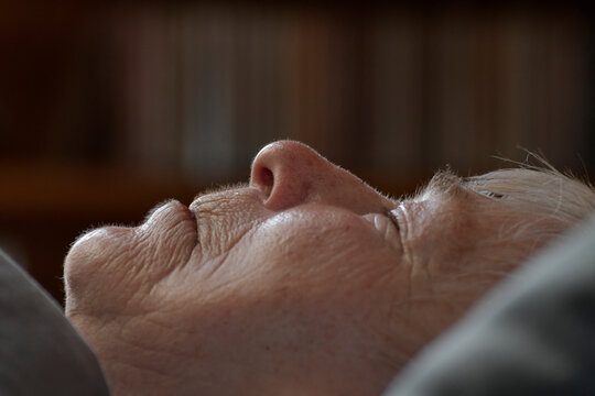 schlafende seniorin