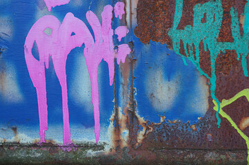 Rostiges Tor mit Grafitti