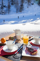 Petit déjeuner bord de piste de ski hiver