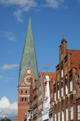 Fototapeta na wymiar Altstadt und Johanniskirche in Lüneburg