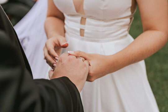 Poniendo el anillo de matrimonio en la ceremonia
