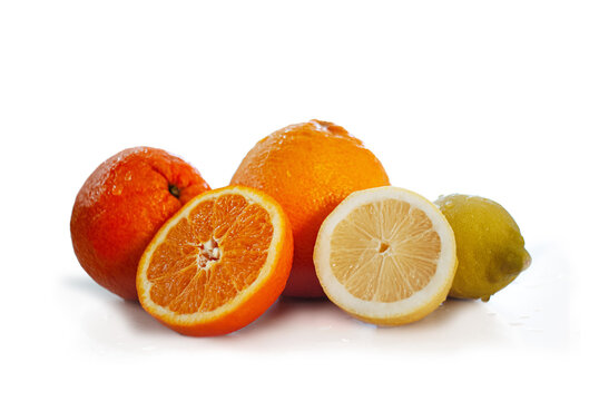 Limoni e arance tagliate e scontornate su sfondo bianco