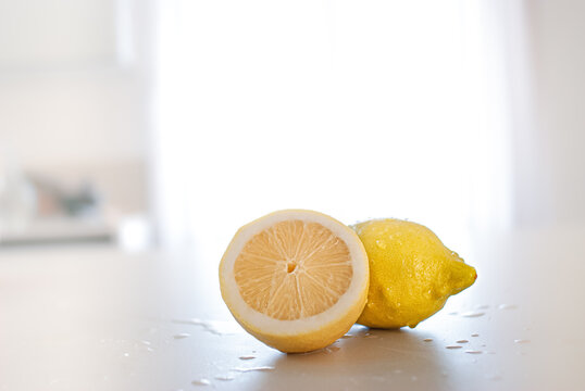 2 limoni di cui uno tagliato