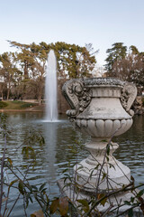 Fuente y tinaja en el Parque del Retiro de Madrid