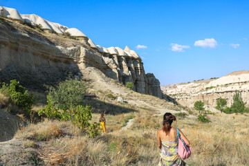 Naklejka premium tourists walking in pigeon valley in sunny day