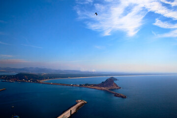oceano pacifico isla en medio del mar con la costa de mazatlan un ave volando en el cielo azul con...