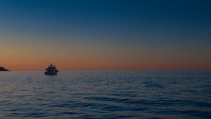 Fototapeta premium boat at sunset