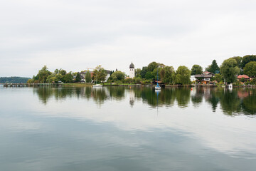 Fototapeta na wymiar Mirror-smooth lake in front of the Fraueninsel in the Chiemsee