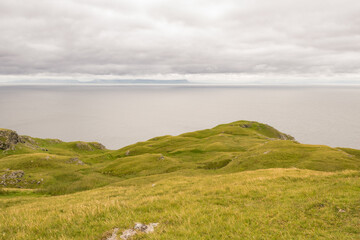 Fototapeta na wymiar Panorama irlandese con oceano e scogliere