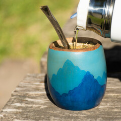 Cebando mate pintado a mano