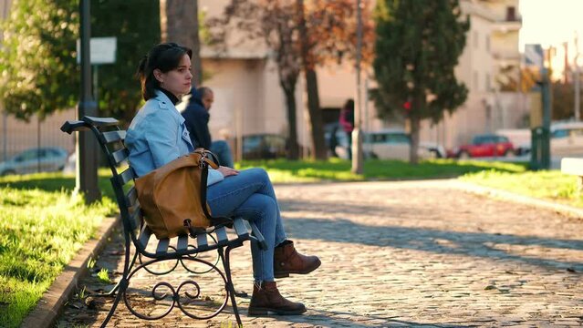 Girl in the park is robbed by a stranger