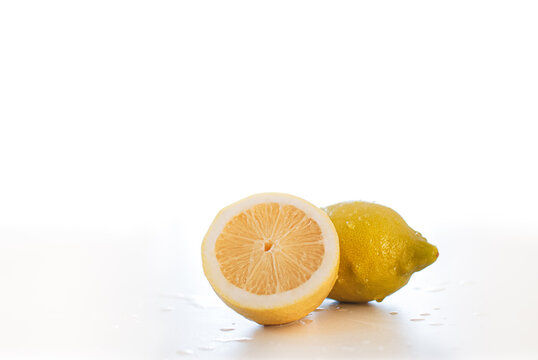 2 limoni di cui uno tagliato scontornati su sfondo bianco