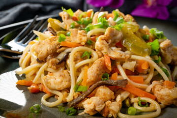 Fried noodles with chicken and vegetables.