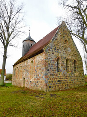 Fototapeta na wymiar Evangelische Dorfkirche aus dem 13. Jahrhundert