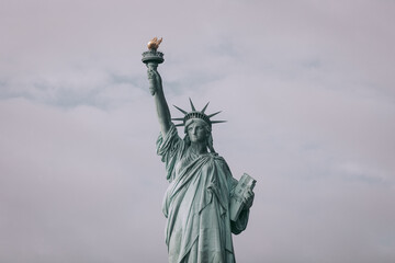 Die Freiheitsstatue Lady Liberty bei Sonnenschein