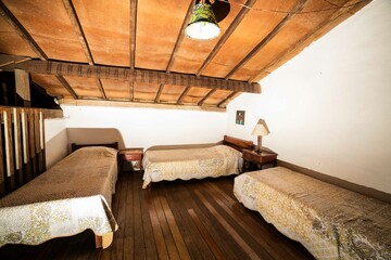 Interior de casa colonial antiga construção de madeira.