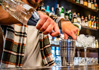 man hand bartender making cocktail on the bar counter