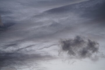Graue und baue Wolken am Himmel während ein Sturm aufzieht