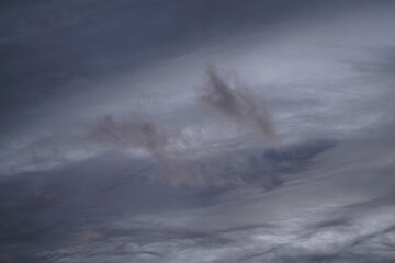 Graue und baue Wolken am Himmel während ein Sturm aufzieht