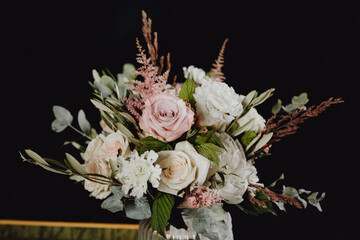 Le magnifique bouquet de fleurs rose et vert de la mariée