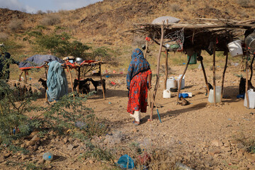 A sad woman lives with her family in a camp for people displaced from the war in Taiz, Yemen - obrazy, fototapety, plakaty
