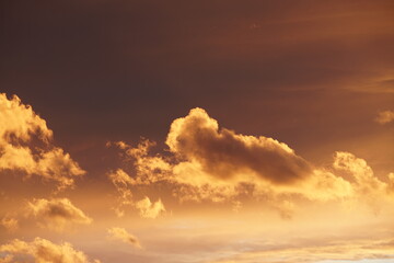 Leuchtender glutroter Himmel am Abend mit schöner Wolkenstimmung und viel orange des Sonnenuntergangs