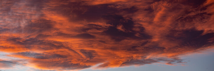 Naklejka na ściany i meble panorama sur les formes abstraites d'un nuage rouge en fin de journée