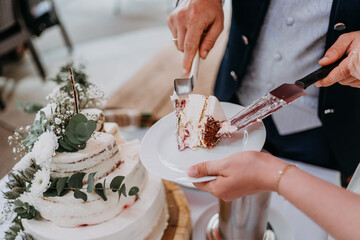 Anschnitt der Hochzeitstorte