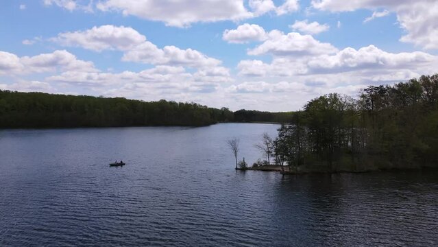 2022 - Excellent aerial view of people boating on Burke Lake, Virginia.