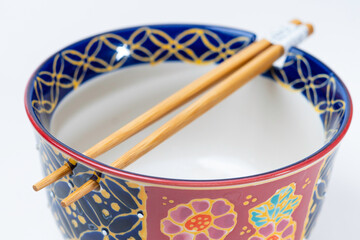 Bowl para Ramen Rojo - Tazón para comida oriental sobre fondo blanco